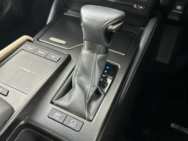 レクサス ＥＳ 300h 愛知県 2019(令1)年 1.5万km ソニッククォーツ ムーンルーフ/純正12.3インチワイドディスプレイ/・ナビ/・地デジTV/・プレミアムサウンドシステム(8スピーカー)/・USB端子/・バックガイドモニター/純正ドライブレコーダー　/L_tex（合皮）シート/・シートヒーター/・シートベンチレーション/３眼フルＬＥＤヘッドライト　/レクサスセーフティーシステムプラス/・プリクラッシュセーフティ/・レーントレーシングアシスト/・オートマチックハイビーム/・レーダークルーズコントロール/・ロードサインアシスト/メッキ枠付き18本バーフロントスピンドルグリル/10本スポーク17インチ純正アルミホイール/ドライブモードセレクト/8WAYパワーシート（運転席助手席）/純正サンシェード/オートブレーキホールド/アクセサリーソケット（センターコンソールリア）/寒冷地仕様