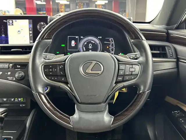 レクサス ＥＳ 300h 愛知県 2019(令1)年 1.5万km ソニッククォーツ ムーンルーフ/純正12.3インチワイドディスプレイ/・ナビ/・地デジTV/・プレミアムサウンドシステム(8スピーカー)/・USB端子/・バックガイドモニター/純正ドライブレコーダー　/L_tex（合皮）シート/・シートヒーター/・シートベンチレーション/３眼フルＬＥＤヘッドライト　/レクサスセーフティーシステムプラス/・プリクラッシュセーフティ/・レーントレーシングアシスト/・オートマチックハイビーム/・レーダークルーズコントロール/・ロードサインアシスト/メッキ枠付き18本バーフロントスピンドルグリル/10本スポーク17インチ純正アルミホイール/ドライブモードセレクト/8WAYパワーシート（運転席助手席）/純正サンシェード/オートブレーキホールド/アクセサリーソケット（センターコンソールリア）/寒冷地仕様