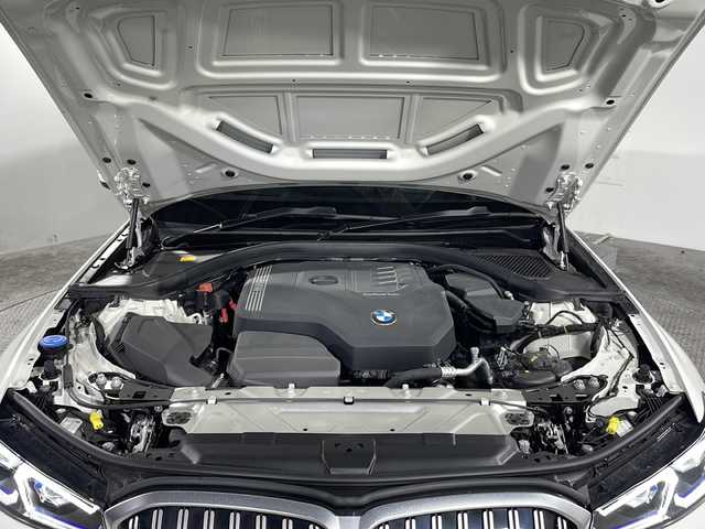 ＢＭＷ ＢＭＷ ３１８ｉ ツーリング Mスポーツ 沖縄県 2023(令5)年 0.7万km アルピンホワイトⅢ 禁煙車/ワンオーナー/純正ナビ/全方位カメラ/AppleCarPlay/BluetoothAudio/置くだけ充電/衝突被害軽減システム/アクティブクルーズコントロール/ビルドインETC/ハーフレザーシート/パワーシート/シートヒーター/コーナーセンサー/ヘッドアップディスプレイ/ブラインドスポットモニター/パドルシフト/オートライト/保証書/取扱説明書/純正18インチアルミホイール/純正フロアマット/スペアキー