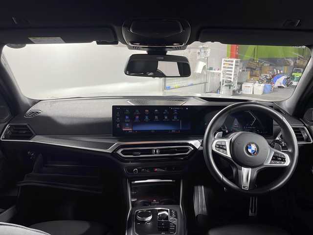 ＢＭＷ ＢＭＷ ３１８ｉ ツーリング Mスポーツ 沖縄県 2023(令5)年 0.7万km アルピンホワイトⅢ 禁煙車/ワンオーナー/純正ナビ/全方位カメラ/AppleCarPlay/BluetoothAudio/置くだけ充電/衝突被害軽減システム/アクティブクルーズコントロール/ビルドインETC/ハーフレザーシート/パワーシート/シートヒーター/コーナーセンサー/ヘッドアップディスプレイ/ブラインドスポットモニター/パドルシフト/オートライト/保証書/取扱説明書/純正18インチアルミホイール/純正フロアマット/スペアキー