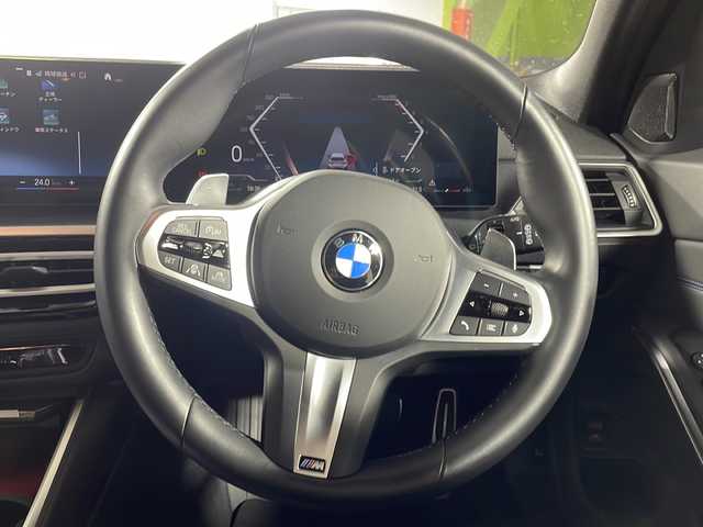 ＢＭＷ ＢＭＷ ３１８ｉ ツーリング Mスポーツ 沖縄県 2023(令5)年 0.7万km アルピンホワイトⅢ 禁煙車/ワンオーナー/純正ナビ/全方位カメラ/AppleCarPlay/BluetoothAudio/置くだけ充電/衝突被害軽減システム/アクティブクルーズコントロール/ビルドインETC/ハーフレザーシート/パワーシート/シートヒーター/コーナーセンサー/ヘッドアップディスプレイ/ブラインドスポットモニター/パドルシフト/オートライト/保証書/取扱説明書/純正18インチアルミホイール/純正フロアマット/スペアキー
