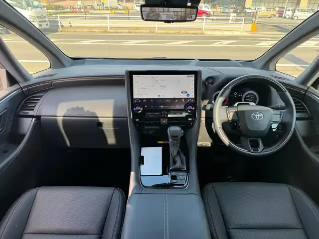 トヨタ アルファード Z 滋賀県 2024(令6)年 0.6万km プラチナホワイトパールマイカ ワンオーナー/サンルーフ/トヨタチームメイト/デジタルインナーミラー/ユニバーサルステップ/寒冷地仕様/13.2型有機ELフリップダウンモニター/ヘッドアップディスプレイ純正14インチディスプレイオーディオプラス/　コネクティッドナビ対応/　フルセグ Bluetooth AM FM USB/　AppleCarPlay アンドロイドオート ミラキャスト/パノラミックビューモニター(床下透過表示機能付)/アドバンストパーク+パーキングサポートブレーキ/アドバンストドライブ/パーキングサポートブレーキ/Toyota Safety Sense /プリクラッッシュセーフティー/緊急時操舵支援機能/フロントクロストラフィックアラート/レーンチェンジアシスト/レーントレーシングアシスト/レーンディパーチャーアラート/レーダークルーズコントロール/アダプティブハイビームシステム/ロードサインアシスト/ドライバー異常時対応システム/プリアクティブドライビングアシスト/発進遅れ告知機能/ブラインドスポットモニター/純正18インチアルミ/純正フロアマット/スマートキー×2/プッシュスタート/