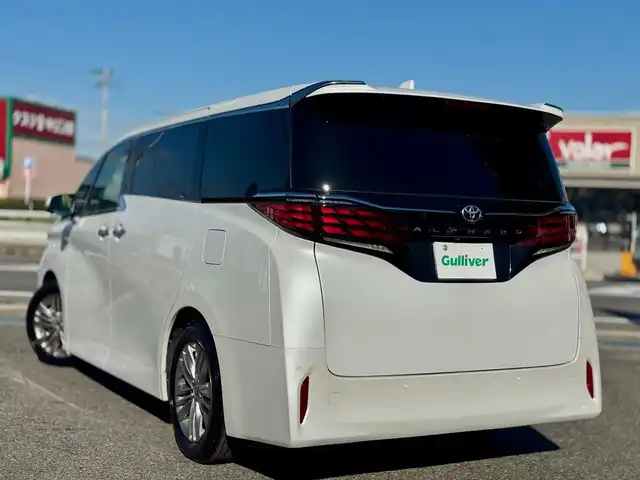 トヨタ アルファード Z 滋賀県 2024(令6)年 0.6万km プラチナホワイトパールマイカ ワンオーナー/サンルーフ/トヨタチームメイト/デジタルインナーミラー/ユニバーサルステップ/寒冷地仕様/13.2型有機ELフリップダウンモニター/ヘッドアップディスプレイ純正14インチディスプレイオーディオプラス/　コネクティッドナビ対応/　フルセグ Bluetooth AM FM USB/　AppleCarPlay アンドロイドオート ミラキャスト/パノラミックビューモニター(床下透過表示機能付)/アドバンストパーク+パーキングサポートブレーキ/アドバンストドライブ/パーキングサポートブレーキ/Toyota Safety Sense /プリクラッッシュセーフティー/緊急時操舵支援機能/フロントクロストラフィックアラート/レーンチェンジアシスト/レーントレーシングアシスト/レーンディパーチャーアラート/レーダークルーズコントロール/アダプティブハイビームシステム/ロードサインアシスト/ドライバー異常時対応システム/プリアクティブドライビングアシスト/発進遅れ告知機能/ブラインドスポットモニター/純正18インチアルミ/純正フロアマット/スマートキー×2/プッシュスタート/