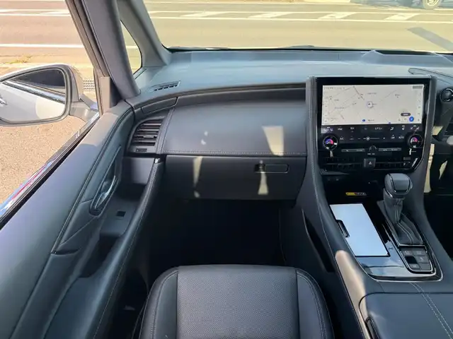 トヨタ アルファード Z 滋賀県 2024(令6)年 0.6万km プラチナホワイトパールマイカ ワンオーナー/サンルーフ/トヨタチームメイト/デジタルインナーミラー/ユニバーサルステップ/寒冷地仕様/13.2型有機ELフリップダウンモニター/ヘッドアップディスプレイ純正14インチディスプレイオーディオプラス/　コネクティッドナビ対応/　フルセグ Bluetooth AM FM USB/　AppleCarPlay アンドロイドオート ミラキャスト/パノラミックビューモニター(床下透過表示機能付)/アドバンストパーク+パーキングサポートブレーキ/アドバンストドライブ/パーキングサポートブレーキ/Toyota Safety Sense /プリクラッッシュセーフティー/緊急時操舵支援機能/フロントクロストラフィックアラート/レーンチェンジアシスト/レーントレーシングアシスト/レーンディパーチャーアラート/レーダークルーズコントロール/アダプティブハイビームシステム/ロードサインアシスト/ドライバー異常時対応システム/プリアクティブドライビングアシスト/発進遅れ告知機能/ブラインドスポットモニター/純正18インチアルミ/純正フロアマット/スマートキー×2/プッシュスタート/