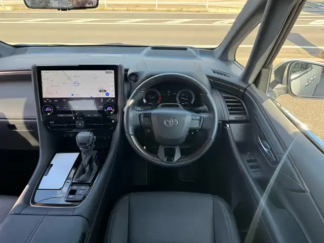 トヨタ アルファード Z 滋賀県 2024(令6)年 0.6万km プラチナホワイトパールマイカ ワンオーナー/サンルーフ/トヨタチームメイト/デジタルインナーミラー/ユニバーサルステップ/寒冷地仕様/13.2型有機ELフリップダウンモニター/ヘッドアップディスプレイ純正14インチディスプレイオーディオプラス/　コネクティッドナビ対応/　フルセグ Bluetooth AM FM USB/　AppleCarPlay アンドロイドオート ミラキャスト/パノラミックビューモニター(床下透過表示機能付)/アドバンストパーク+パーキングサポートブレーキ/アドバンストドライブ/パーキングサポートブレーキ/Toyota Safety Sense /プリクラッッシュセーフティー/緊急時操舵支援機能/フロントクロストラフィックアラート/レーンチェンジアシスト/レーントレーシングアシスト/レーンディパーチャーアラート/レーダークルーズコントロール/アダプティブハイビームシステム/ロードサインアシスト/ドライバー異常時対応システム/プリアクティブドライビングアシスト/発進遅れ告知機能/ブラインドスポットモニター/純正18インチアルミ/純正フロアマット/スマートキー×2/プッシュスタート/