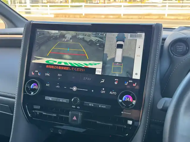 トヨタ アルファード Z 滋賀県 2024(令6)年 0.6万km プラチナホワイトパールマイカ ワンオーナー/サンルーフ/トヨタチームメイト/デジタルインナーミラー/ユニバーサルステップ/寒冷地仕様/13.2型有機ELフリップダウンモニター/ヘッドアップディスプレイ純正14インチディスプレイオーディオプラス/　コネクティッドナビ対応/　フルセグ Bluetooth AM FM USB/　AppleCarPlay アンドロイドオート ミラキャスト/パノラミックビューモニター(床下透過表示機能付)/アドバンストパーク+パーキングサポートブレーキ/アドバンストドライブ/パーキングサポートブレーキ/Toyota Safety Sense /プリクラッッシュセーフティー/緊急時操舵支援機能/フロントクロストラフィックアラート/レーンチェンジアシスト/レーントレーシングアシスト/レーンディパーチャーアラート/レーダークルーズコントロール/アダプティブハイビームシステム/ロードサインアシスト/ドライバー異常時対応システム/プリアクティブドライビングアシスト/発進遅れ告知機能/ブラインドスポットモニター/純正18インチアルミ/純正フロアマット/スマートキー×2/プッシュスタート/