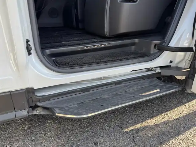 トヨタ アルファード Z 滋賀県 2024(令6)年 0.6万km プラチナホワイトパールマイカ ワンオーナー/サンルーフ/トヨタチームメイト/デジタルインナーミラー/ユニバーサルステップ/寒冷地仕様/13.2型有機ELフリップダウンモニター/ヘッドアップディスプレイ純正14インチディスプレイオーディオプラス/　コネクティッドナビ対応/　フルセグ Bluetooth AM FM USB/　AppleCarPlay アンドロイドオート ミラキャスト/パノラミックビューモニター(床下透過表示機能付)/アドバンストパーク+パーキングサポートブレーキ/アドバンストドライブ/パーキングサポートブレーキ/Toyota Safety Sense /プリクラッッシュセーフティー/緊急時操舵支援機能/フロントクロストラフィックアラート/レーンチェンジアシスト/レーントレーシングアシスト/レーンディパーチャーアラート/レーダークルーズコントロール/アダプティブハイビームシステム/ロードサインアシスト/ドライバー異常時対応システム/プリアクティブドライビングアシスト/発進遅れ告知機能/ブラインドスポットモニター/純正18インチアルミ/純正フロアマット/スマートキー×2/プッシュスタート/