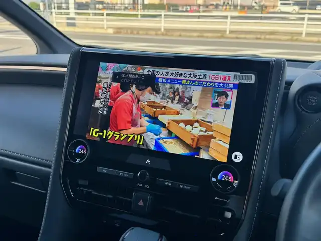 トヨタ アルファード Z 滋賀県 2024(令6)年 0.6万km プラチナホワイトパールマイカ ワンオーナー/サンルーフ/トヨタチームメイト/デジタルインナーミラー/ユニバーサルステップ/寒冷地仕様/13.2型有機ELフリップダウンモニター/ヘッドアップディスプレイ純正14インチディスプレイオーディオプラス/　コネクティッドナビ対応/　フルセグ Bluetooth AM FM USB/　AppleCarPlay アンドロイドオート ミラキャスト/パノラミックビューモニター(床下透過表示機能付)/アドバンストパーク+パーキングサポートブレーキ/アドバンストドライブ/パーキングサポートブレーキ/Toyota Safety Sense /プリクラッッシュセーフティー/緊急時操舵支援機能/フロントクロストラフィックアラート/レーンチェンジアシスト/レーントレーシングアシスト/レーンディパーチャーアラート/レーダークルーズコントロール/アダプティブハイビームシステム/ロードサインアシスト/ドライバー異常時対応システム/プリアクティブドライビングアシスト/発進遅れ告知機能/ブラインドスポットモニター/純正18インチアルミ/純正フロアマット/スマートキー×2/プッシュスタート/