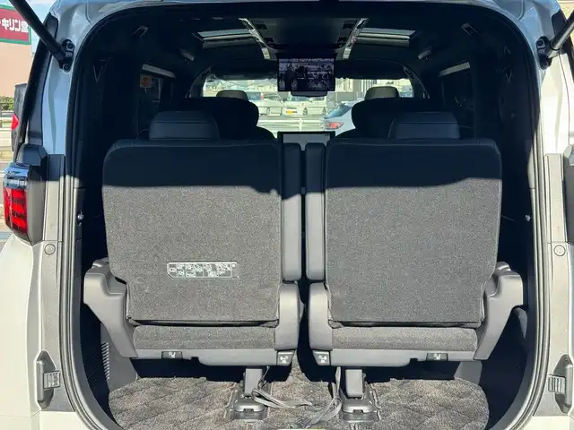 トヨタ アルファード Z 滋賀県 2024(令6)年 0.6万km プラチナホワイトパールマイカ ワンオーナー/サンルーフ/トヨタチームメイト/デジタルインナーミラー/ユニバーサルステップ/寒冷地仕様/13.2型有機ELフリップダウンモニター/ヘッドアップディスプレイ純正14インチディスプレイオーディオプラス/　コネクティッドナビ対応/　フルセグ Bluetooth AM FM USB/　AppleCarPlay アンドロイドオート ミラキャスト/パノラミックビューモニター(床下透過表示機能付)/アドバンストパーク+パーキングサポートブレーキ/アドバンストドライブ/パーキングサポートブレーキ/Toyota Safety Sense /プリクラッッシュセーフティー/緊急時操舵支援機能/フロントクロストラフィックアラート/レーンチェンジアシスト/レーントレーシングアシスト/レーンディパーチャーアラート/レーダークルーズコントロール/アダプティブハイビームシステム/ロードサインアシスト/ドライバー異常時対応システム/プリアクティブドライビングアシスト/発進遅れ告知機能/ブラインドスポットモニター/純正18インチアルミ/純正フロアマット/スマートキー×2/プッシュスタート/