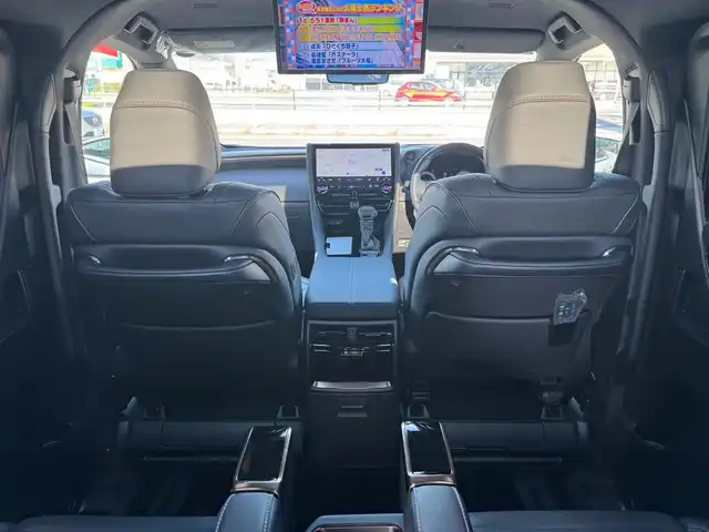 トヨタ アルファード Z 滋賀県 2024(令6)年 0.6万km プラチナホワイトパールマイカ ワンオーナー/サンルーフ/トヨタチームメイト/デジタルインナーミラー/ユニバーサルステップ/寒冷地仕様/13.2型有機ELフリップダウンモニター/ヘッドアップディスプレイ純正14インチディスプレイオーディオプラス/　コネクティッドナビ対応/　フルセグ Bluetooth AM FM USB/　AppleCarPlay アンドロイドオート ミラキャスト/パノラミックビューモニター(床下透過表示機能付)/アドバンストパーク+パーキングサポートブレーキ/アドバンストドライブ/パーキングサポートブレーキ/Toyota Safety Sense /プリクラッッシュセーフティー/緊急時操舵支援機能/フロントクロストラフィックアラート/レーンチェンジアシスト/レーントレーシングアシスト/レーンディパーチャーアラート/レーダークルーズコントロール/アダプティブハイビームシステム/ロードサインアシスト/ドライバー異常時対応システム/プリアクティブドライビングアシスト/発進遅れ告知機能/ブラインドスポットモニター/純正18インチアルミ/純正フロアマット/スマートキー×2/プッシュスタート/