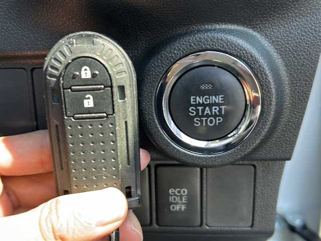 ダイハツ キャスト スタイル G SAⅡ 石川県 2016(平28)年 2.8万km パールホワイトⅢ スマートアシストII/・衝突回避支援ブレーキ機能/・衝突警報機能/・誤発進抑制制御機能/・先行車発進お知らせ機能/・VSC&TRC/・レーンキープアシスト/純正SDナビゲーション/【CD・DVD・Bluetooth・SD・AUX】/型番：NSZP-W65DF/D席シートヒーター/ステアリングリモコン/アイドリングストップ/LEDヘッドライト/・オートライト/・フォグランプ/プッシュスタート/・スマートキー/・スペアキー/純正フロアマット/取扱説明書/保証書