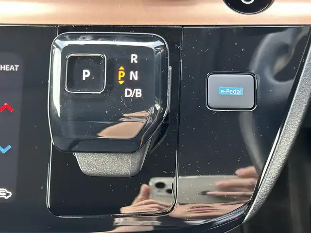 日産 サクラ G 島根県 2023(令5)年 0.4万km ホワイトパール 登録時走行距離3737km/ワンオーナー/純正ナビ(Bluetooth・AM・FM)/フルセグTV/全周囲カメラ/プロパイロット/レーダークルーズコントロール/前後コーナーセンサー/ETC2.0/シートヒーター(運転席・助手席)/ハンドルヒーター/オートライト/LEDヘッドライト/フォグランプ/純正14インチAW/純正フロアマット/スマートキー(スペアキー×1)/禁煙車