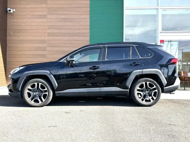トヨタ ＲＡＶ４ アドベンチャー 静岡県 2021(令3)年 7万km アティチュードブラックマイカ ワンオーナー/純正９インチディスプレイオーディオ/（AM/FM/Bluetooth/フルセグTV）/ルーフレール/トヨタセーフティセンス/-プリクラッシュセーフティ/-レーントレーニングアシスト/-レーダークルーズコントロール/-オートマチックハイビーム/-ロードサインアシスト/バックカメラ/BSM/ＬＥＤヘッドライト/フォグランプ/ブラインドスポットモニター/クリアランスソナー/ダウンヒルアシストコントロール/電動パーキングブレーキ/D席パワーシート/純正フロアマット/純正19インチAW/プッシュスタート/スマートキー/スペアキー１/保証書/取扱説明書