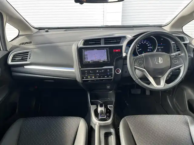 ホンダ フィット ハイブリット Lパッケージ 高知県 2015(平27)年 5.6万km プレミアムホワイトパール 純正ナビ/ETC/ドライブレコーダー/フルセグテレビ/バックカメラ/クルーズコントロール/プッシュスタート/フロアマット/純正16インチアルミホイール/オートライト/横滑り防止装置/盗難防止装置/LEDヘッドライト/運転席＋助手席エアバッグ/本革巻きステアリング/AAC