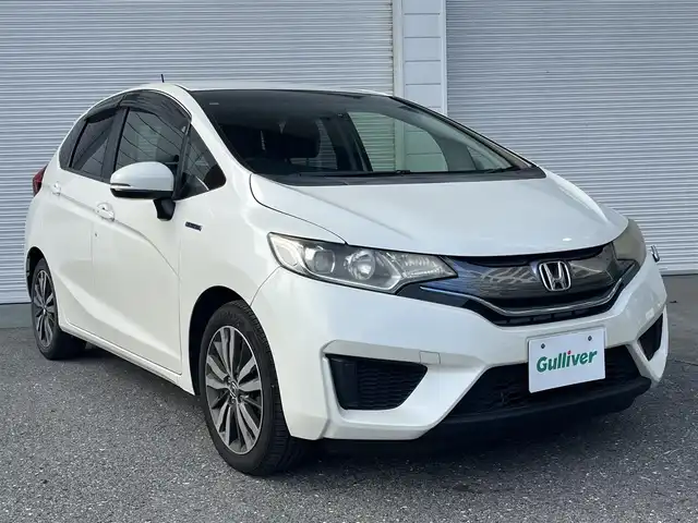 ホンダ フィット ハイブリット Lパッケージ 高知県 2015(平27)年 5.6万km プレミアムホワイトパール 純正ナビ/ETC/ドライブレコーダー/フルセグテレビ/バックカメラ/クルーズコントロール/プッシュスタート/フロアマット/純正16インチアルミホイール/オートライト/横滑り防止装置/盗難防止装置/LEDヘッドライト/運転席＋助手席エアバッグ/本革巻きステアリング/AAC