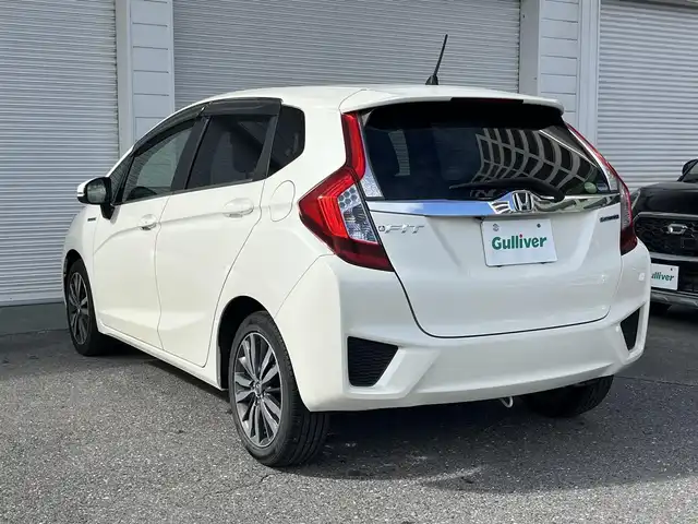 ホンダ フィット ハイブリット Lパッケージ 高知県 2015(平27)年 5.6万km プレミアムホワイトパール 純正ナビ/ETC/ドライブレコーダー/フルセグテレビ/バックカメラ/クルーズコントロール/プッシュスタート/フロアマット/純正16インチアルミホイール/オートライト/横滑り防止装置/盗難防止装置/LEDヘッドライト/運転席＋助手席エアバッグ/本革巻きステアリング/AAC