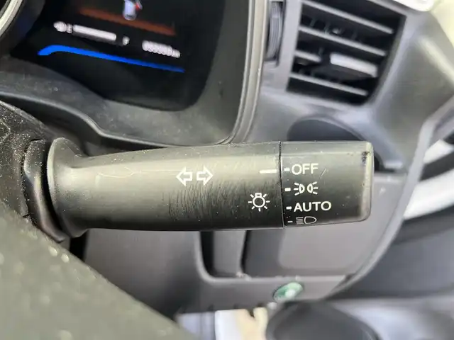 ホンダ フィット ハイブリット Lパッケージ 高知県 2015(平27)年 5.6万km プレミアムホワイトパール 純正ナビ/ETC/ドライブレコーダー/フルセグテレビ/バックカメラ/クルーズコントロール/プッシュスタート/フロアマット/純正16インチアルミホイール/オートライト/横滑り防止装置/盗難防止装置/LEDヘッドライト/運転席＋助手席エアバッグ/本革巻きステアリング/AAC