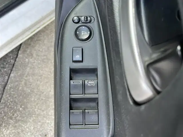 ホンダ フィット ハイブリット Lパッケージ 高知県 2015(平27)年 5.6万km プレミアムホワイトパール 純正ナビ/ETC/ドライブレコーダー/フルセグテレビ/バックカメラ/クルーズコントロール/プッシュスタート/フロアマット/純正16インチアルミホイール/オートライト/横滑り防止装置/盗難防止装置/LEDヘッドライト/運転席＋助手席エアバッグ/本革巻きステアリング/AAC