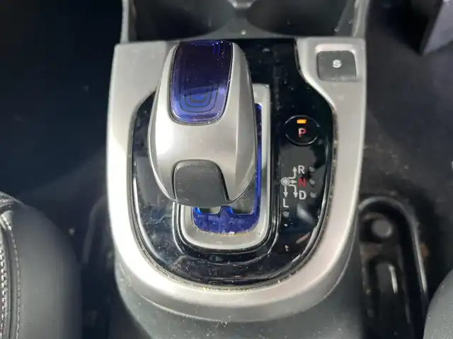 ホンダ フィット ハイブリット Lパッケージ 高知県 2015(平27)年 5.6万km プレミアムホワイトパール 純正ナビ/ETC/ドライブレコーダー/フルセグテレビ/バックカメラ/クルーズコントロール/プッシュスタート/フロアマット/純正16インチアルミホイール/オートライト/横滑り防止装置/盗難防止装置/LEDヘッドライト/運転席＋助手席エアバッグ/本革巻きステアリング/AAC