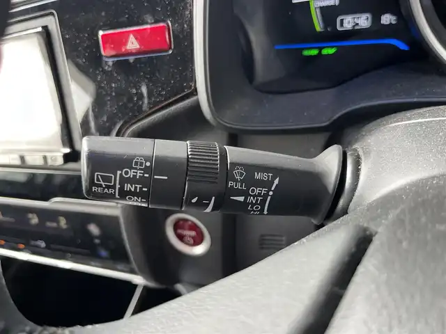 ホンダ フィット ハイブリット Lパッケージ 高知県 2015(平27)年 5.6万km プレミアムホワイトパール 純正ナビ/ETC/ドライブレコーダー/フルセグテレビ/バックカメラ/クルーズコントロール/プッシュスタート/フロアマット/純正16インチアルミホイール/オートライト/横滑り防止装置/盗難防止装置/LEDヘッドライト/運転席＋助手席エアバッグ/本革巻きステアリング/AAC