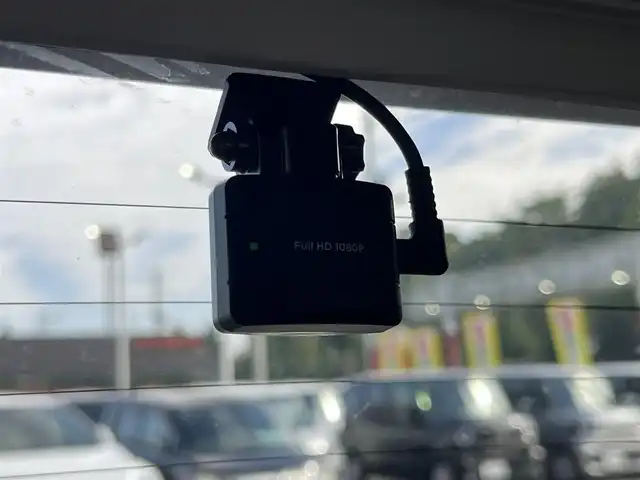 ホンダ フィット ハイブリット Lパッケージ 高知県 2015(平27)年 5.6万km プレミアムホワイトパール 純正ナビ/ETC/ドライブレコーダー/フルセグテレビ/バックカメラ/クルーズコントロール/プッシュスタート/フロアマット/純正16インチアルミホイール/オートライト/横滑り防止装置/盗難防止装置/LEDヘッドライト/運転席＋助手席エアバッグ/本革巻きステアリング/AAC