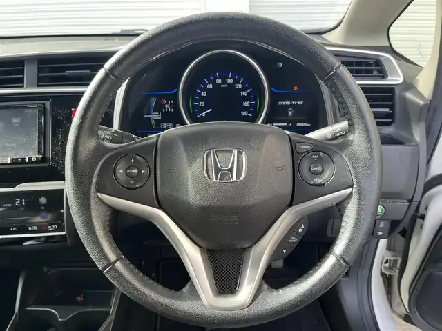 ホンダ フィット ハイブリット Lパッケージ 高知県 2015(平27)年 5.6万km プレミアムホワイトパール 純正ナビ/ETC/ドライブレコーダー/フルセグテレビ/バックカメラ/クルーズコントロール/プッシュスタート/フロアマット/純正16インチアルミホイール/オートライト/横滑り防止装置/盗難防止装置/LEDヘッドライト/運転席＋助手席エアバッグ/本革巻きステアリング/AAC