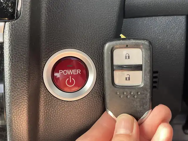 ホンダ フィット ハイブリット Lパッケージ 高知県 2015(平27)年 5.6万km プレミアムホワイトパール 純正ナビ/ETC/ドライブレコーダー/フルセグテレビ/バックカメラ/クルーズコントロール/プッシュスタート/フロアマット/純正16インチアルミホイール/オートライト/横滑り防止装置/盗難防止装置/LEDヘッドライト/運転席＋助手席エアバッグ/本革巻きステアリング/AAC