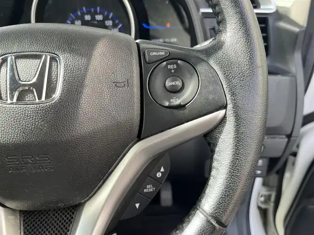 ホンダ フィット ハイブリット Lパッケージ 高知県 2015(平27)年 5.6万km プレミアムホワイトパール 純正ナビ/ETC/ドライブレコーダー/フルセグテレビ/バックカメラ/クルーズコントロール/プッシュスタート/フロアマット/純正16インチアルミホイール/オートライト/横滑り防止装置/盗難防止装置/LEDヘッドライト/運転席＋助手席エアバッグ/本革巻きステアリング/AAC