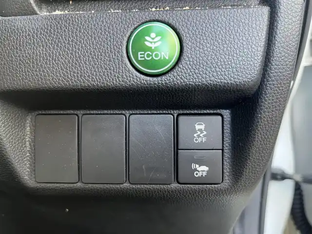 ホンダ フィット ハイブリット Lパッケージ 高知県 2015(平27)年 5.6万km プレミアムホワイトパール 純正ナビ/ETC/ドライブレコーダー/フルセグテレビ/バックカメラ/クルーズコントロール/プッシュスタート/フロアマット/純正16インチアルミホイール/オートライト/横滑り防止装置/盗難防止装置/LEDヘッドライト/運転席＋助手席エアバッグ/本革巻きステアリング/AAC