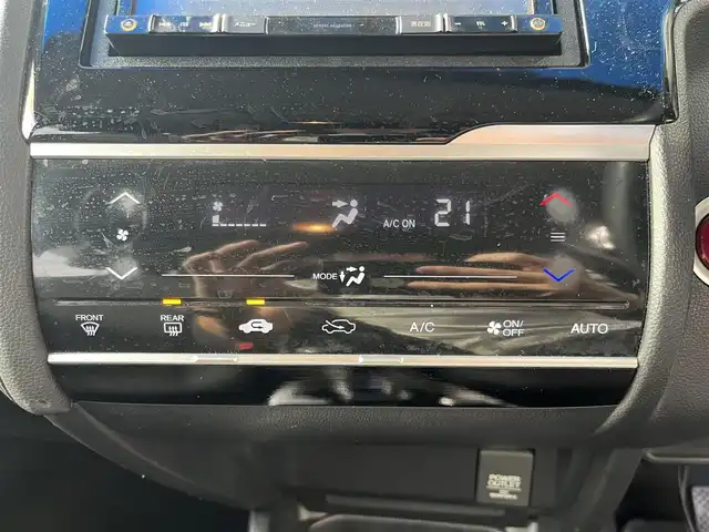 ホンダ フィット ハイブリット Lパッケージ 高知県 2015(平27)年 5.6万km プレミアムホワイトパール 純正ナビ/ETC/ドライブレコーダー/フルセグテレビ/バックカメラ/クルーズコントロール/プッシュスタート/フロアマット/純正16インチアルミホイール/オートライト/横滑り防止装置/盗難防止装置/LEDヘッドライト/運転席＋助手席エアバッグ/本革巻きステアリング/AAC