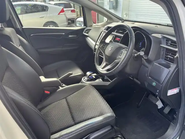 ホンダ フィット ハイブリット Lパッケージ 高知県 2015(平27)年 5.6万km プレミアムホワイトパール 純正ナビ/ETC/ドライブレコーダー/フルセグテレビ/バックカメラ/クルーズコントロール/プッシュスタート/フロアマット/純正16インチアルミホイール/オートライト/横滑り防止装置/盗難防止装置/LEDヘッドライト/運転席＋助手席エアバッグ/本革巻きステアリング/AAC