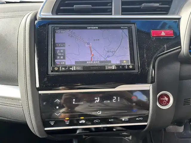 ホンダ フィット ハイブリット Lパッケージ 高知県 2015(平27)年 5.6万km プレミアムホワイトパール 純正ナビ/ETC/ドライブレコーダー/フルセグテレビ/バックカメラ/クルーズコントロール/プッシュスタート/フロアマット/純正16インチアルミホイール/オートライト/横滑り防止装置/盗難防止装置/LEDヘッドライト/運転席＋助手席エアバッグ/本革巻きステアリング/AAC