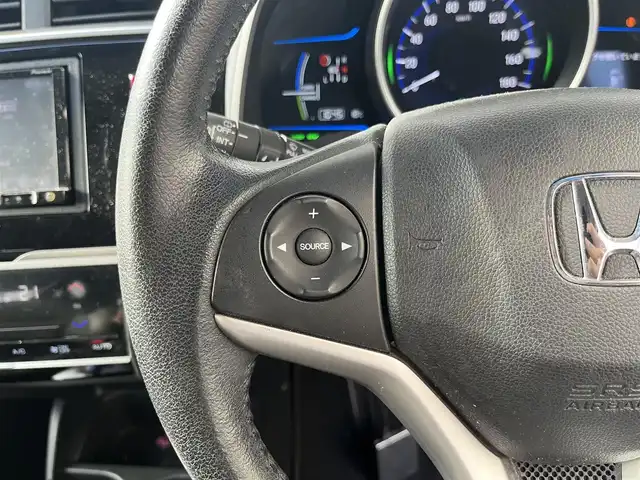 ホンダ フィット ハイブリット Lパッケージ 高知県 2015(平27)年 5.6万km プレミアムホワイトパール 純正ナビ/ETC/ドライブレコーダー/フルセグテレビ/バックカメラ/クルーズコントロール/プッシュスタート/フロアマット/純正16インチアルミホイール/オートライト/横滑り防止装置/盗難防止装置/LEDヘッドライト/運転席＋助手席エアバッグ/本革巻きステアリング/AAC