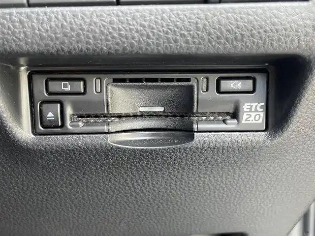 トヨタ ハリアー ハイブリッド G 滋賀県 2024(令6)年 2.5万km プレシャスブラックパール 純正12.3インチナビ/【Bluetooth/USB/フルセグTV】/ハーフレザーシート/レーダークルーズコントロール/ブラインドスポットモニター/クリアランスソナー/LEDヘッドライト/オートマチックハイビーム/プリクラッシュセーフティ/レーンディパーチャーアラート/前後ドライブレコーダー/デジタルインナーミラー/D席パワーシート/パワーバックドア/ビルトインETC2.0/電動チルトテレスコピックステアリング/純正フロアマット/プッシュスタート/スマートキー/ステアリングリモコン