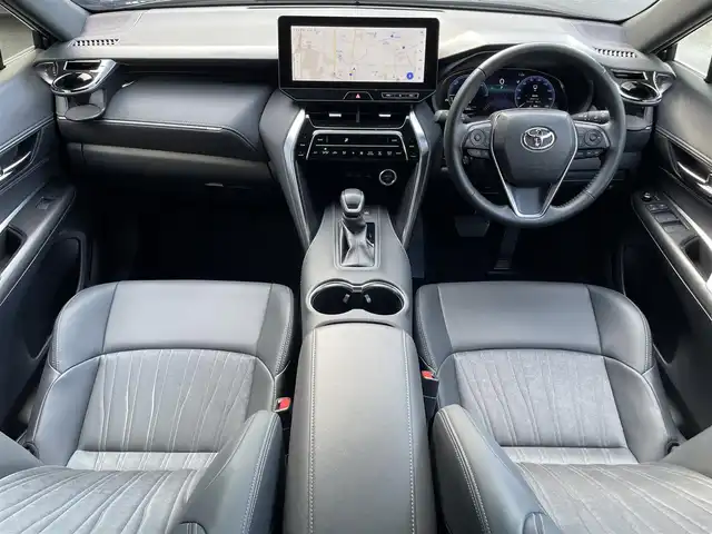 トヨタ ハリアー ハイブリッド G 滋賀県 2024(令6)年 2.5万km プレシャスブラックパール 純正12.3インチナビ/【Bluetooth/USB/フルセグTV】/ハーフレザーシート/レーダークルーズコントロール/ブラインドスポットモニター/クリアランスソナー/LEDヘッドライト/オートマチックハイビーム/プリクラッシュセーフティ/レーンディパーチャーアラート/前後ドライブレコーダー/デジタルインナーミラー/D席パワーシート/パワーバックドア/ビルトインETC2.0/電動チルトテレスコピックステアリング/純正フロアマット/プッシュスタート/スマートキー/ステアリングリモコン