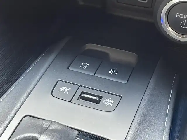 トヨタ ハリアー ハイブリッド G 滋賀県 2024(令6)年 2.5万km プレシャスブラックパール 純正12.3インチナビ/【Bluetooth/USB/フルセグTV】/ハーフレザーシート/レーダークルーズコントロール/ブラインドスポットモニター/クリアランスソナー/LEDヘッドライト/オートマチックハイビーム/プリクラッシュセーフティ/レーンディパーチャーアラート/前後ドライブレコーダー/デジタルインナーミラー/D席パワーシート/パワーバックドア/ビルトインETC2.0/電動チルトテレスコピックステアリング/純正フロアマット/プッシュスタート/スマートキー/ステアリングリモコン