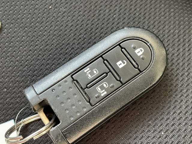 トヨタ ルーミー カスタムG－T 静岡県 2019(令1)年 2.2万km パールホワイトⅢ ９インチＳＤナビ（NSZT-Y68T）/CD/DVD/SD/Bluetooth/フルセグ/バックモニター/純正ビルトインETC/前方ドライブレコーダー/追従型クルーズコントロ―ル/レーンキープアシスト/前後コーナーセンサー/盗難防止装置/前席シートヒーター/両側パワースライドドア/純正LEDヘッドライト/フォグランプ/オートマチックハイビーム/衝突被害軽減システム/横滑り防止機能/純正15インチAW/純正ドアバイザー/純正フロアマット/取扱説明書/保証書