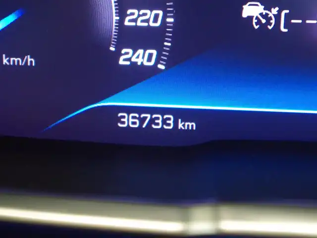 プジョー ３００８ GT ブルー HDi 岐阜県 2022(令4)年 3.7万km パール 8インチタッチスクリーン/Bluetooth/PEJGEOTミラースクリーン/　Apple CarPlay/　Android Auto/バックカメラ/アドバンスドグリップコントロール （ヒルディセントコントロール付） フルLEDヘッドライト/スタティックコーナリングランプ/スポーティフロントグリル/クロームサイドウィンドウモール（サイドウィンドウ下部）/クロームエキゾーストエンド/テップレザーファブリックシート（ダークグレー） /ダッシュボードアルカンタラデコレーション /運転席パワーシート（メモリー付） /フロントシートヒーター /運転席マルチポイントランバーサポート /フロント手動式座面奥行き調整 /ドライブモードセレクター（スポーツ/ノーマル/エコ）/ブラックルーフライニング/アルミペダル/フロントドアステップガード/フロアマット/18インチアロイホイール/スペアタイヤ