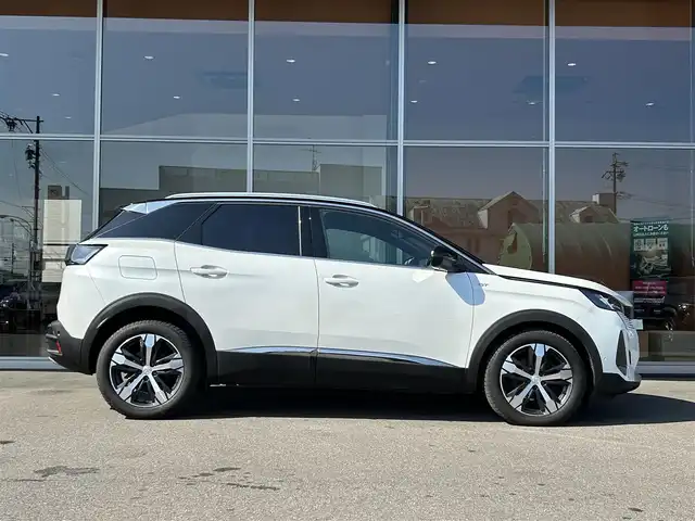 プジョー ３００８ GT ブルー HDi 岐阜県 2022(令4)年 3.7万km パール 8インチタッチスクリーン/Bluetooth/PEJGEOTミラースクリーン/　Apple CarPlay/　Android Auto/バックカメラ/アドバンスドグリップコントロール （ヒルディセントコントロール付） フルLEDヘッドライト/スタティックコーナリングランプ/スポーティフロントグリル/クロームサイドウィンドウモール（サイドウィンドウ下部）/クロームエキゾーストエンド/テップレザーファブリックシート（ダークグレー） /ダッシュボードアルカンタラデコレーション /運転席パワーシート（メモリー付） /フロントシートヒーター /運転席マルチポイントランバーサポート /フロント手動式座面奥行き調整 /ドライブモードセレクター（スポーツ/ノーマル/エコ）/ブラックルーフライニング/アルミペダル/フロントドアステップガード/フロアマット/18インチアロイホイール/スペアタイヤ