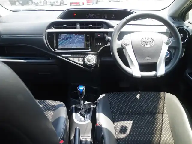 トヨタ アクア X－URBAN 千葉県 2015(平27)年 4.5万km ライムホワイトパールクリスタルシャイン 純正SDナビ/地デジTV/【DVD/CD再生機能　Bluetooth接続】/バックカメラ/ハーフレザーシート/前席シートヒーター/革巻きステアリング/ステアリングスイッチ/ETC/LEDヘッドライト/フォグライト/ウインカーミラー/フロント電動コーナーポール/純正16インチアルミホイル/スマートキー