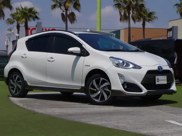 トヨタ アクア X－URBAN 千葉県 2015(平27)年 4.5万km ライムホワイトパールクリスタルシャイン 純正SDナビ/地デジTV/【DVD/CD再生機能　Bluetooth接続】/バックカメラ/ハーフレザーシート/前席シートヒーター/革巻きステアリング/ステアリングスイッチ/ETC/LEDヘッドライト/フォグライト/ウインカーミラー/フロント電動コーナーポール/純正16インチアルミホイル/スマートキー