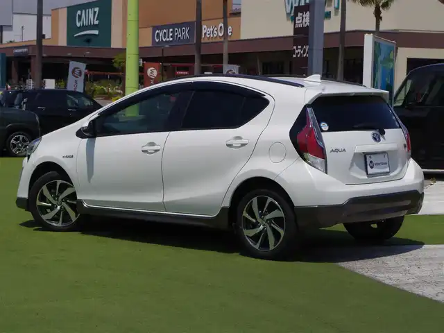 トヨタ アクア X－URBAN 千葉県 2015(平27)年 4.5万km ライムホワイトパールクリスタルシャイン 純正SDナビ/地デジTV/【DVD/CD再生機能　Bluetooth接続】/バックカメラ/ハーフレザーシート/前席シートヒーター/革巻きステアリング/ステアリングスイッチ/ETC/LEDヘッドライト/フォグライト/ウインカーミラー/フロント電動コーナーポール/純正16インチアルミホイル/スマートキー