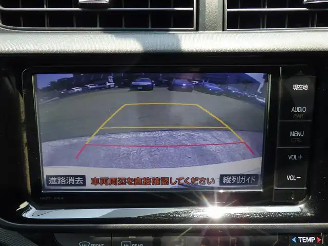 トヨタ アクア X－URBAN 千葉県 2015(平27)年 4.5万km ライムホワイトパールクリスタルシャイン 純正SDナビ/地デジTV/【DVD/CD再生機能　Bluetooth接続】/バックカメラ/ハーフレザーシート/前席シートヒーター/革巻きステアリング/ステアリングスイッチ/ETC/LEDヘッドライト/フォグライト/ウインカーミラー/フロント電動コーナーポール/純正16インチアルミホイル/スマートキー