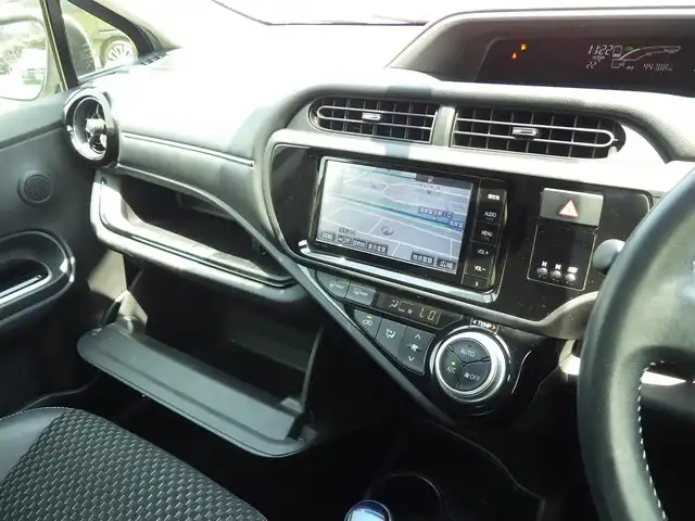 トヨタ アクア X－URBAN 千葉県 2015(平27)年 4.5万km ライムホワイトパールクリスタルシャイン 純正SDナビ/地デジTV/【DVD/CD再生機能　Bluetooth接続】/バックカメラ/ハーフレザーシート/前席シートヒーター/革巻きステアリング/ステアリングスイッチ/ETC/LEDヘッドライト/フォグライト/ウインカーミラー/フロント電動コーナーポール/純正16インチアルミホイル/スマートキー