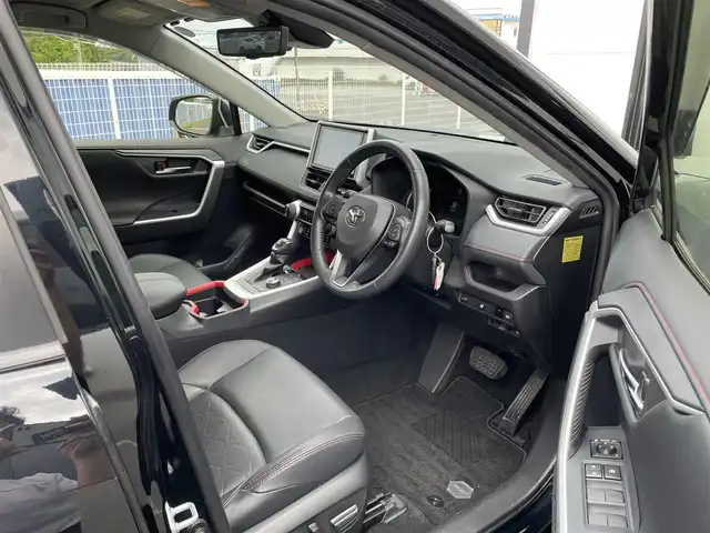 トヨタ ＲＡＶ４ アドベンチャー オフロードPKG 千葉県 2021(令3)年 5.8万km アティチュードブラックマイカ 純正9インチナビ/(フルセグTV/CD/DVD/AM/FM/Blutooth)/バックカメラ/デジタルインナーミラー/衝突被害軽減システム/車線逸脱警報/クルーズコントロール/レザーシート/横滑り防止装置/ETC/ドライブレコーダー/LEDヘッドライト/フォグランプ/オートライト/ウィンカーミラー/電動格納ミラー/純正18インチAW/シートヒーター/エアシート/シートリフター/ステアリングヒーター/プッシュスタート/スマートキー/フロアマット/ドアバイザー/スペアキー/取扱説明書/保証書
