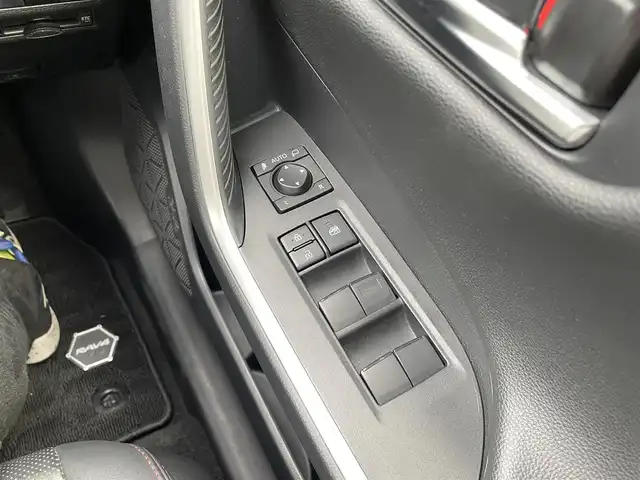 トヨタ ＲＡＶ４ アドベンチャー オフロードPKG 千葉県 2021(令3)年 5.8万km アティチュードブラックマイカ 純正9インチナビ/(フルセグTV/CD/DVD/AM/FM/Blutooth)/バックカメラ/デジタルインナーミラー/衝突被害軽減システム/車線逸脱警報/クルーズコントロール/レザーシート/横滑り防止装置/ETC/ドライブレコーダー/LEDヘッドライト/フォグランプ/オートライト/ウィンカーミラー/電動格納ミラー/純正18インチAW/シートヒーター/エアシート/シートリフター/ステアリングヒーター/プッシュスタート/スマートキー/フロアマット/ドアバイザー/スペアキー/取扱説明書/保証書