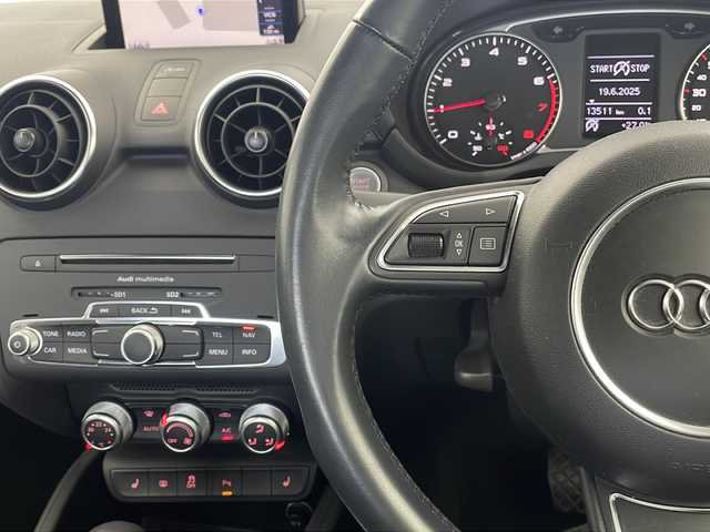 アウディ Ａ１ SB 1．0TFSI 栃木県 2017(平29)年 1.4万km シャムベージュメタリック 純正ナビ/(CD/DVD/フルセグ/AM/FM）/パーキングエイド/横滑り防止/シートヒーター/アイドリングストップ/ステアリングスイッチ/ETC/電動格納ミラー/MTモード付AT/純正アルミホイール/純正フロアマット/プッシュスタート/スマートキー