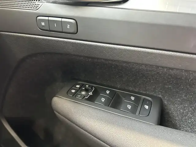 ボルボ ＸＣ４０ B4 モメンタム 大阪府 2020(令2)年 4万km 黒 純正ナビ/TV/全方位カメラ/carplay/シートヒーター/ステアリングヒーター/ACC/BLIS/純正１８インチAW/LEDヘッドライト/電動リアゲート/クリアランスソナー/ETC/ドライブレコーダー