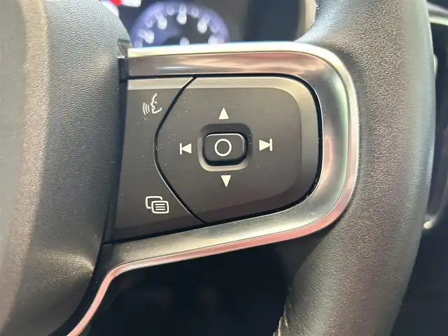 ボルボ ＸＣ４０ B4 モメンタム 大阪府 2020(令2)年 4万km 黒 純正ナビ/TV/全方位カメラ/carplay/シートヒーター/ステアリングヒーター/ACC/BLIS/純正１８インチAW/LEDヘッドライト/電動リアゲート/クリアランスソナー/ETC/ドライブレコーダー