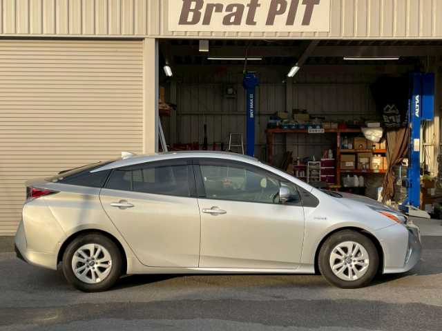 トヨタ プリウス S 栃木県 2019(平31)年 9.7万km シルバーM 純正ディーラーSDナビ/（CD/BT/ワンセグTV）/パーキングアシスト/レーダークルコン/ステアリングスイッチ/コーナーセンサー/レーンキープアシスト/レーダーブレーキ/ドラレコ/GPSレーダー/バックカメラ/ETC/オートハイビーム/スタッドレス＆アルミホイール積込み